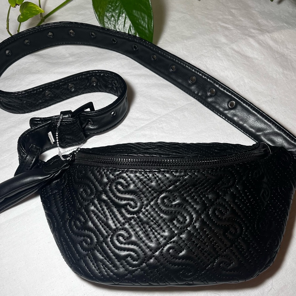 STEVE MADDEN embossed convertible crossbody fanny pack, black,